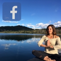 Facebook Bild mit Icon von Mia Namaste am See in Meditationspose.