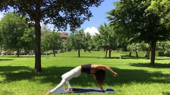 Yoga im Park am Weyerfeld in St. Veit an der Glan mit Yogatrainerin MiaNamaste.