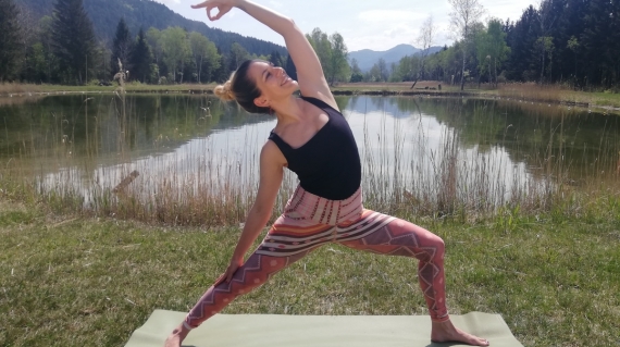 Yogatrainerin MiaNamaste im Moorquell am Längsee.