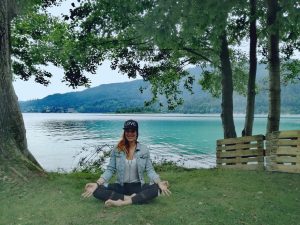 Private Yoga Session am See mit Yogatrainerin Mianamaste.