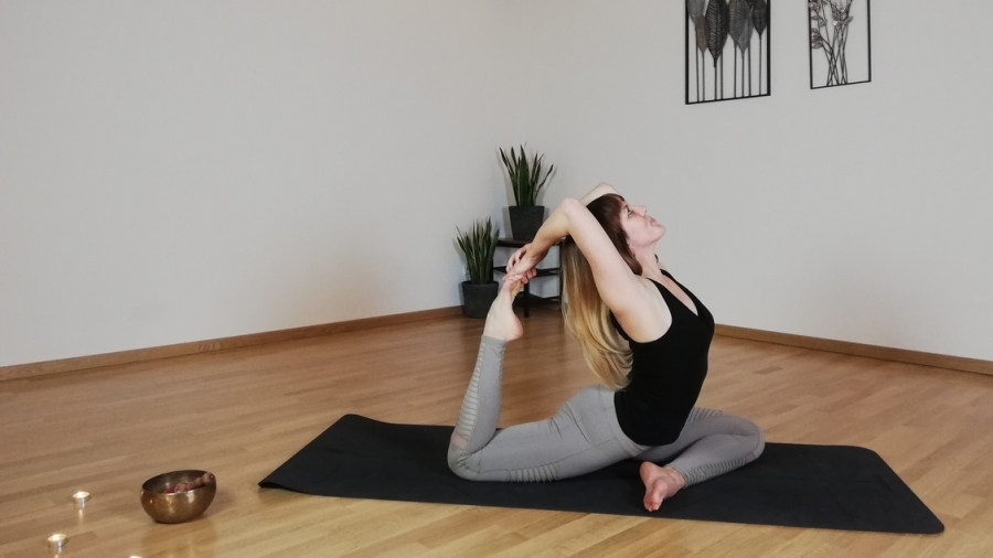 Yogatrainierin mianamaste im Yoga Kurs.