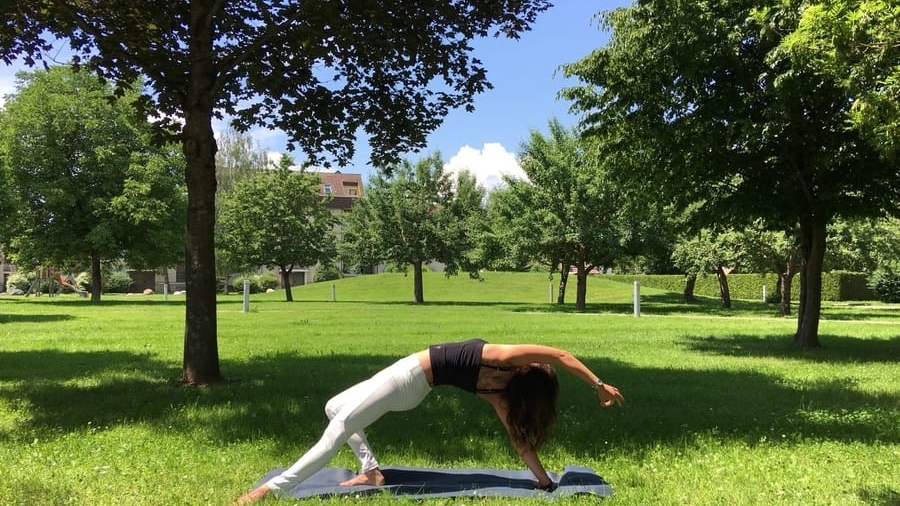 Yoga im Park am Weyerfeld in St. Veit an der Glan mit Yogatrainerin MiaNamaste.